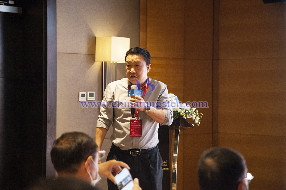 中國鎢業(yè)協(xié)會監(jiān)事長謝屹峰作報(bào)告圖片