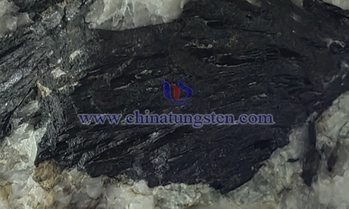 中鎢智造黑鎢礦圖片