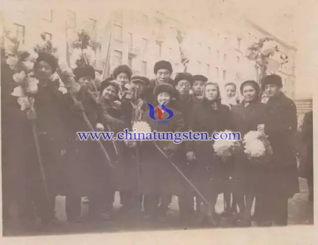 1955年11月，在莫斯科實習(xí)的學(xué)員參加十月革命勝利38周年慶典