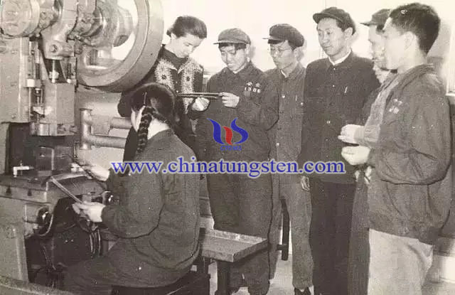 建廠初期，前蘇聯(lián)專家在生產(chǎn)現(xiàn)場指導(dǎo)