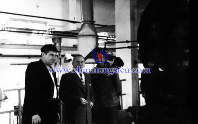 蘇聯(lián)專家和車間領(lǐng)導(dǎo)、技術(shù)人員一道操作