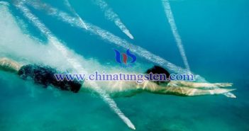 跳進水里能躲過子彈？圖片