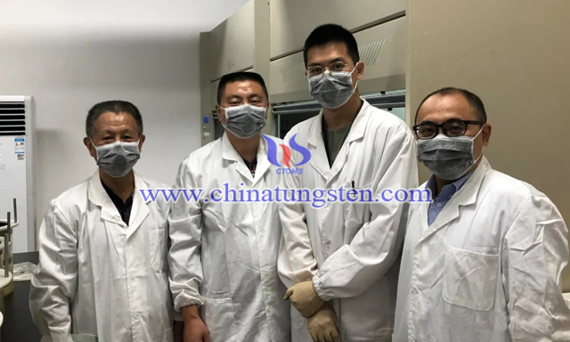 從左至右：協(xié)會(huì)辦公室主任方季云、江鎢控股進(jìn)出口公司經(jīng)理常雨忠、上海化工院工程師王高俊、廈門金鷺?lè)勰┖Ｍ怃N售部經(jīng)理鄭志良