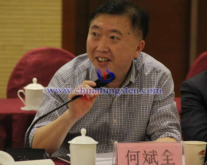 中國(guó)鎢業(yè)協(xié)會(huì)主席團(tuán)主席，湖南柿竹園有色金屬有限責(zé)任公司黨委書記、總經(jīng)理何斌全