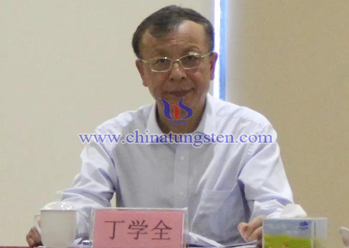 中國(guó)有色金屬工業(yè)協(xié)會(huì)副會(huì)長(zhǎng)、中國(guó)鎢業(yè)協(xié)會(huì)會(huì)長(zhǎng)、主席團(tuán)主席丁學(xué)全