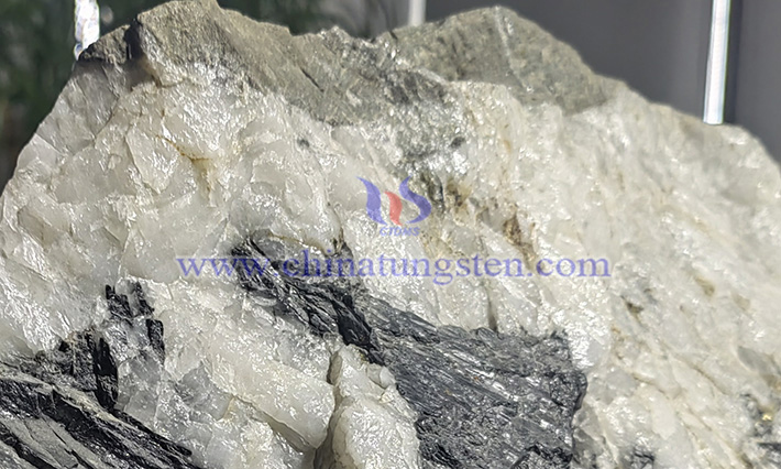 中鎢智造黑鎢礦圖片